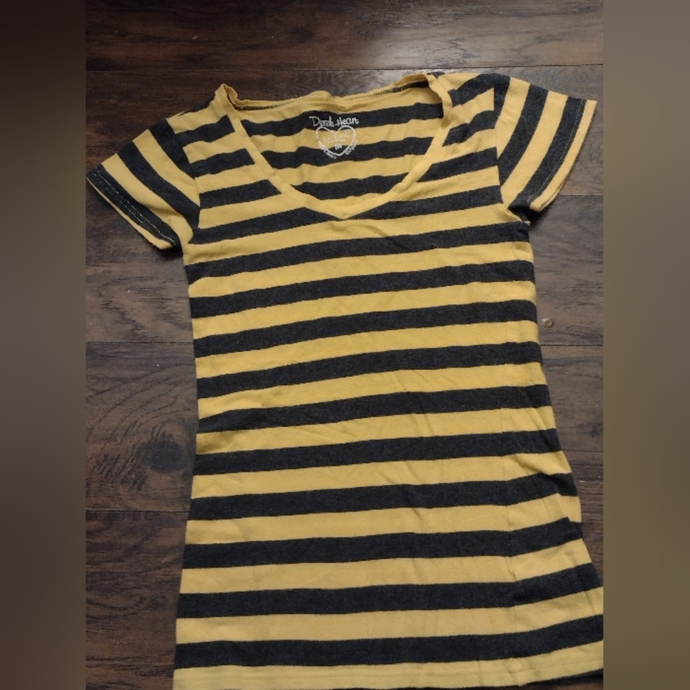 Derek Heart Fitted Black and Yellow Short Sleeve Tee Size M.